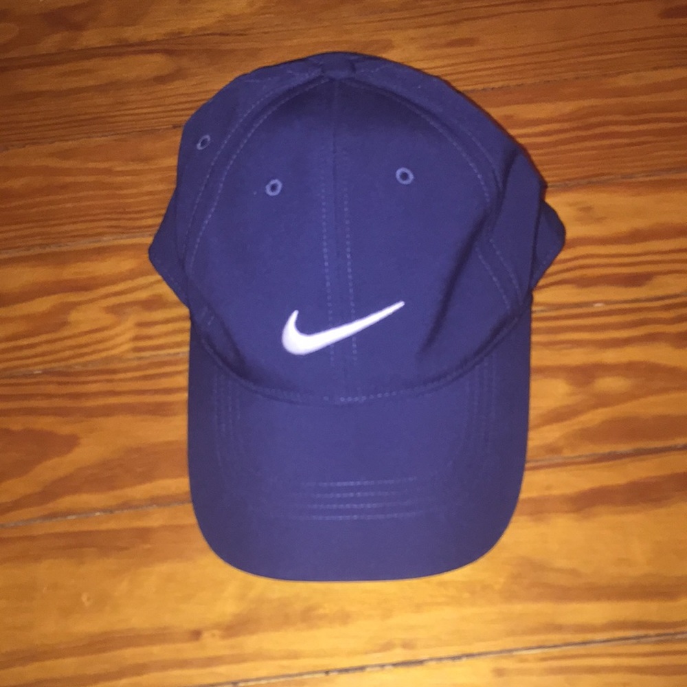 Woman's navy Nike hat
